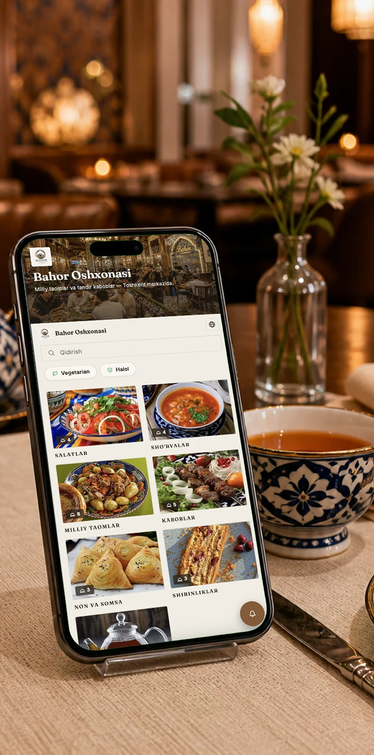 Telefon ekranida restoran QR-menyusi: toifalar va taom rasmlari